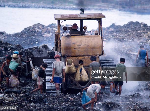 kinder in giftmülldeponie - landfill stock-fotos und bilder