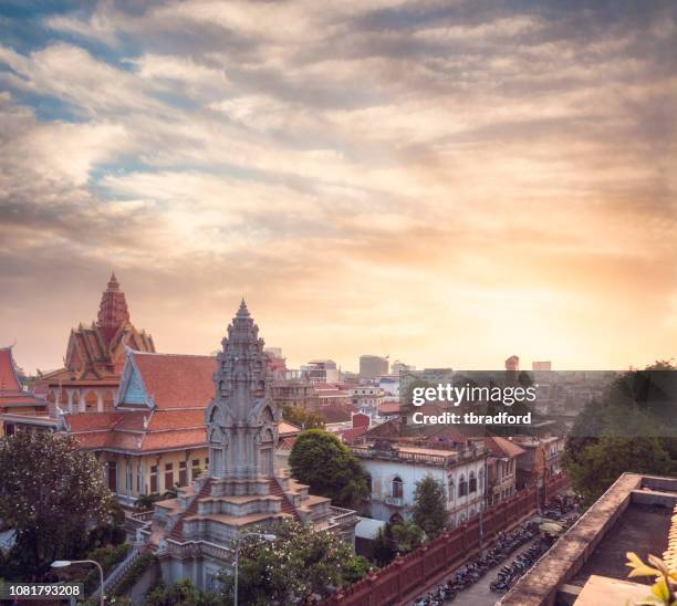 ワット ounalom にプノンペンの夕暮れ - cambodia ストックフォトと画像