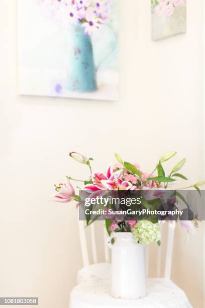 lilies, carnations and hydrangea on vintage white chair - lilium stargazer - fotografias e filmes do acervo