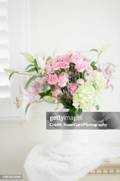 lily, carnation and hydrangea on mantelpiece - lilium stargazer - fotografias e filmes do acervo