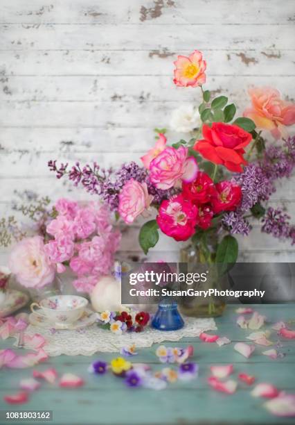 roses, lilacs and violas still life - driekleurig viooltje stockfoto's en -beelden