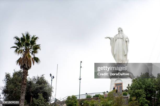 statue of the virgin mary, santiago - san cristóbal hill chile stock pictures, royalty-free photos & images