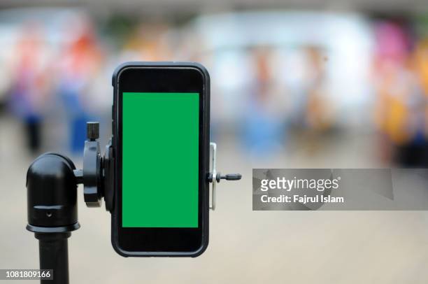 smartphone with chroma key - tripod stock-fotos und bilder