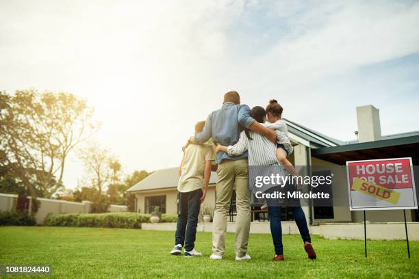 me estoy mudando a mi familia en la casa de nuestros sueños - vendedora fotografías e imágenes de stock