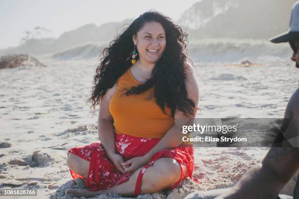 aboriginal woman and her boyfriend at the beach - indigenous australians stock-fotos und bilder