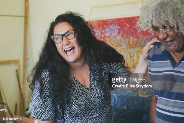 aboriginal woman in art studio - art culture and entertainment stockfoto's en -beelden