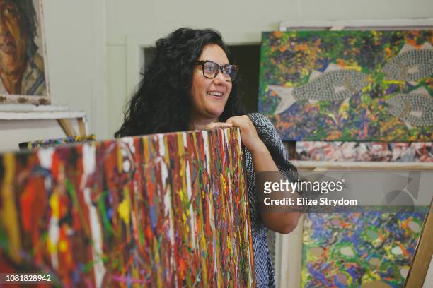 aboriginal woman in art studio - arts culture and entertainment photos et images de collection