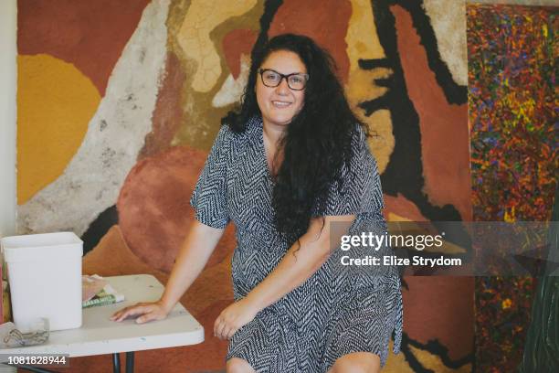 aboriginal woman in an art studio - aboriginal artwork stockfoto's en -beelden