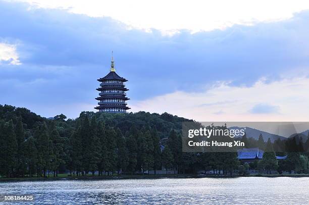 lei feng pagoda at west lake, hangzhou, china - five story pagoda stock pictures, royalty-free photos & images