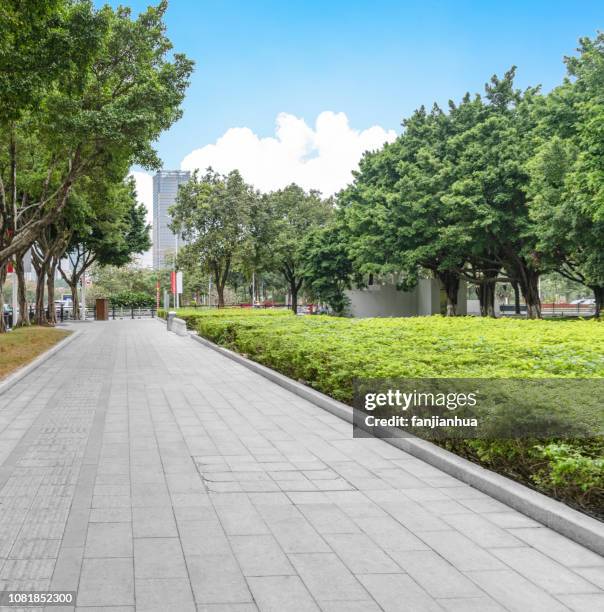 pedestrian walkway against sky - acera fotografías e imágenes de stock