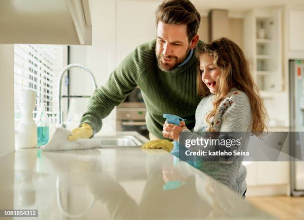 papá siempre le involucra en tareas domésticas - neat fotografías e imágenes de stock