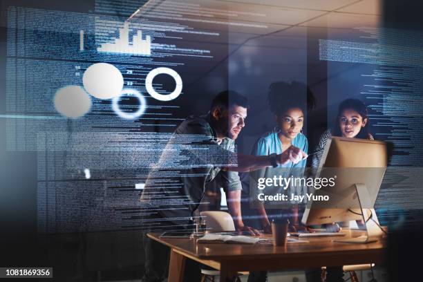 tomar en el turno tarde con verdadera dedicación - tecnología fotografías e imágenes de stock