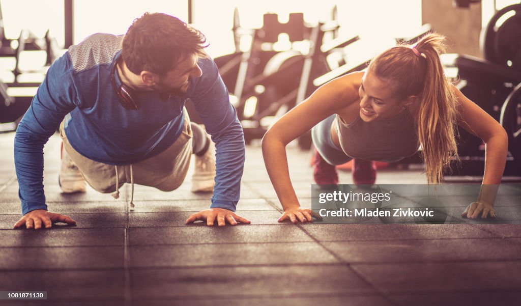 Push-ups i gym.