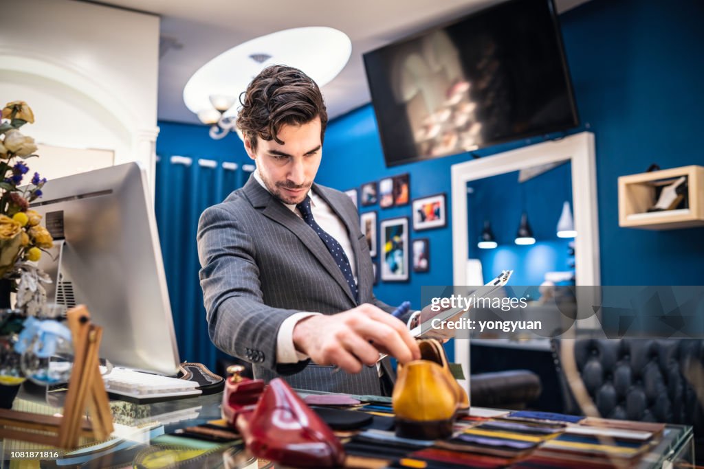 Skomakare kontroll en lädersko