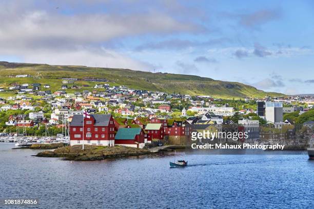 the dual harbor of torshavn around tinganes peninsula, the historical core of the country's capital. - färöer stock-fotos und bilder