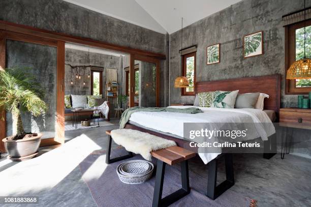 luxury tropical resort bedroom - bedroom suite stock-fotos und bilder