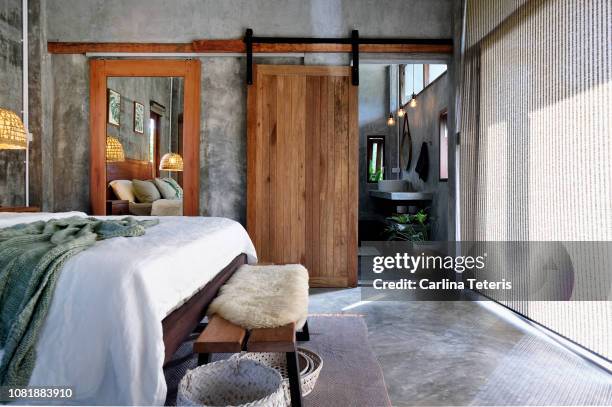luxury tropical resort bedroom - sliding door photos et images de collection