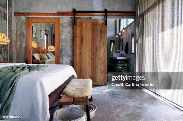 luxury tropical resort bedroom - porta scorrevole foto e immagini stock