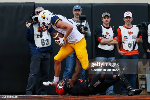 Wide receiver David Sills V of the West Virginia Mountaineers holds onto a 22-yard touchdown catch against cornerback A.J. Green of the Oklahoma...