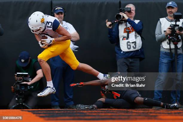 Wide receiver David Sills V of the West Virginia Mountaineers holds onto a 22-yard touchdown catch against cornerback A.J. Green of the Oklahoma...