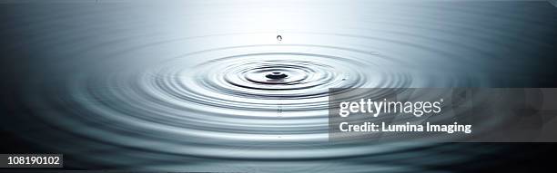 water ripple - rizado descripción física fotografías e imágenes de stock
