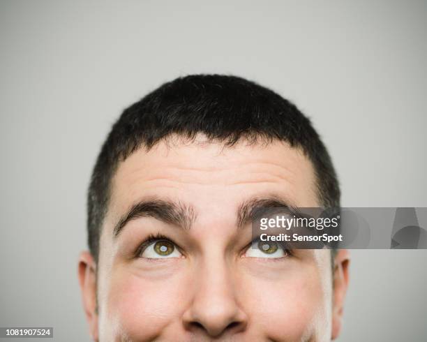 portrait d’un jeune homme caucasien heureux en levant - man looking up photos et images de collection