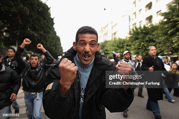 Demonstrators run along Avenue Bourghiba as they take to the streets again to protest for changes in Tunisia's new government on January 20, 2011 in...
