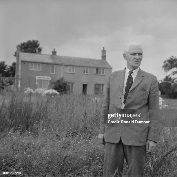 British detective Gerald McArthur standing outside the house at Leatherslade Farm, near Brill in Buckinghamshire, on the day of its discovery by...