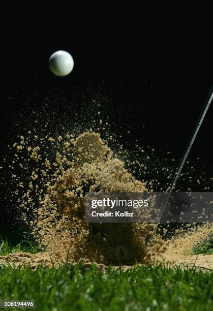 bola de golfe atingidos - tiro curto imagens e fotografias de stock