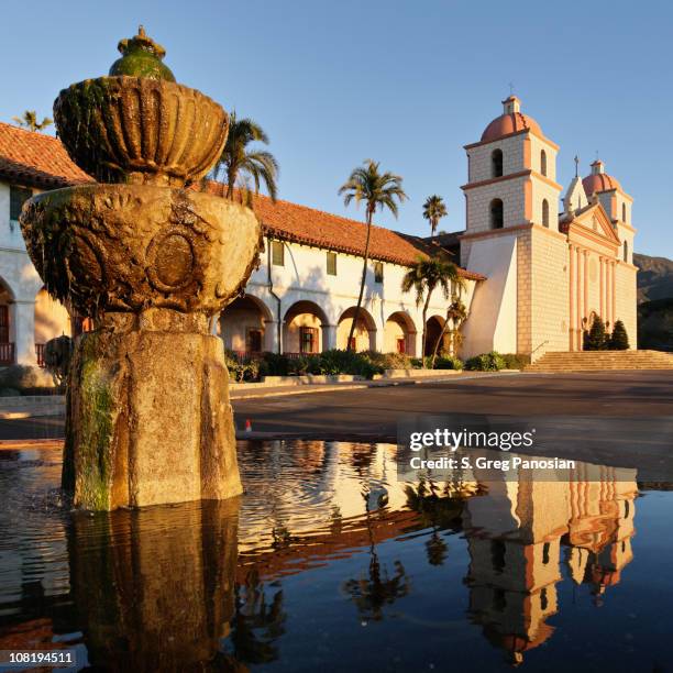 santa barbara mission and fountain at sunrise - santa barbara county stockfoto's en -beelden