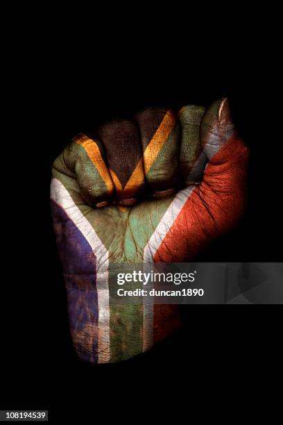 clenched punho pintado com bandeira da áfrica do sul, isolado no preto - leadership fist imagens e fotografias de stock