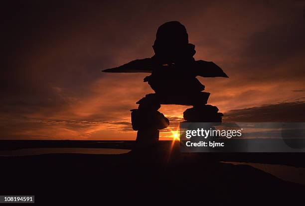 inuksuk in land of the midnight sun (inukshuk) - inukshuk stock pictures, royalty-free photos & images