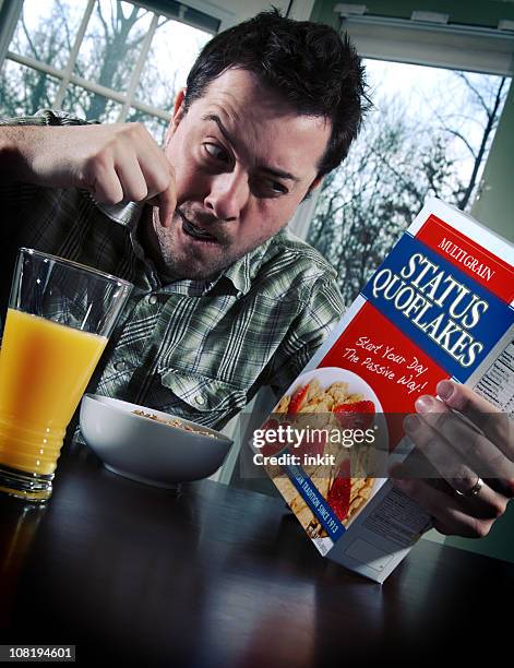 man eating status quo-flakes for breakfast - cereal box stockfoto's en -beelden