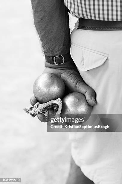 homem segurando boule bolas - jogo de bocha - fotografias e filmes do acervo