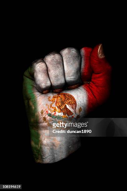 clenched punho pintado com a bandeira mexicana, isolado no preto - mexican revolution imagens e fotografias de stock