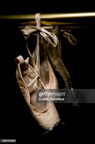 ob ballettschuhen hängen messing rail, low-key - ballettschuh stock-fotos und bilder