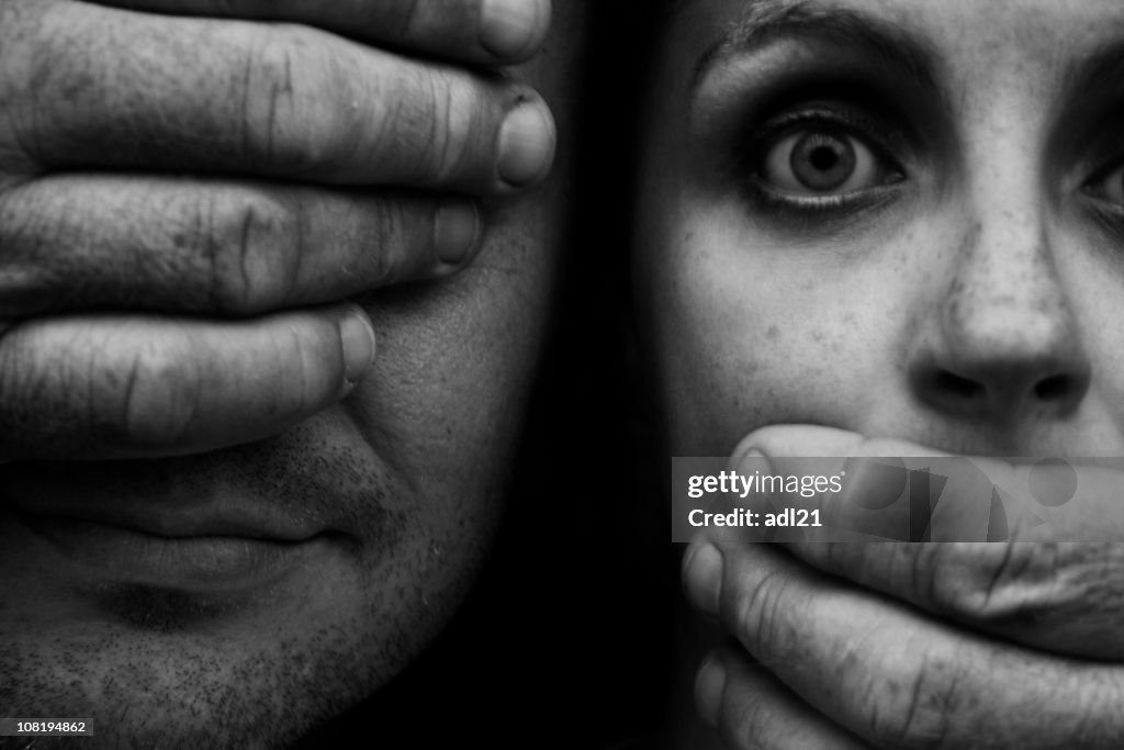 Mãos Cobrindo Olhos assustado Homem e mulher's Mouth