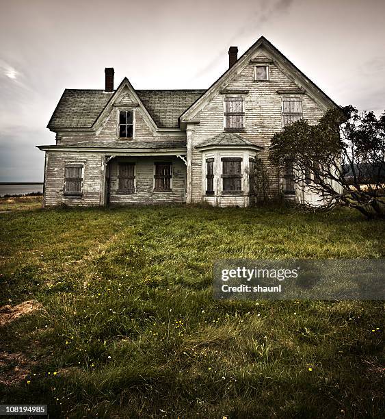 encastrée dans un rayon de - abandoned houses photos et images de collection