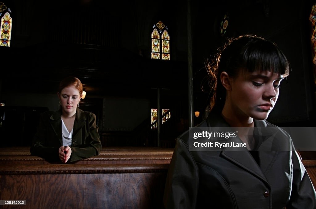 差すの 2 人の女性が、古いチャーチ大聖堂