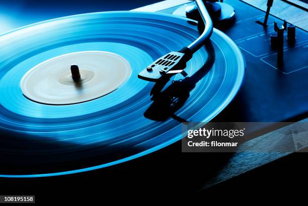 lp spinning record player, por tonos - lp fotografías e imágenes de stock