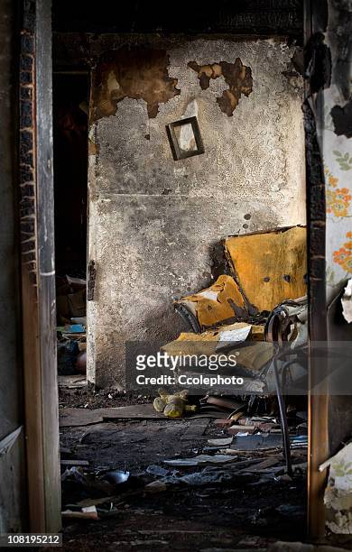 burnt, endommagés intérieur de la maison avec chaise détruite et livres - ruined photos et images de collection