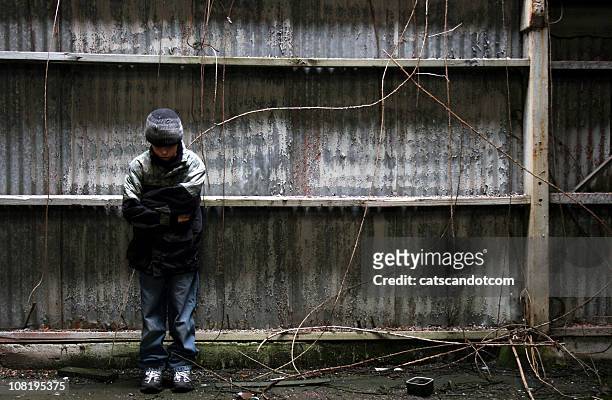 jungen stehen in grunge gegen verlassenen gebäude besichtigen - homeless child stock-fotos und bilder