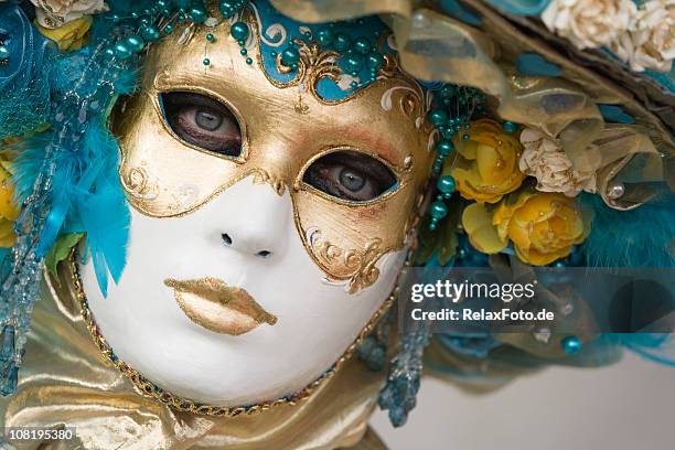 porträt von schönen ornamentalen weibliche maske zum karneval in venedig - theatermaske stock-fotos und bilder