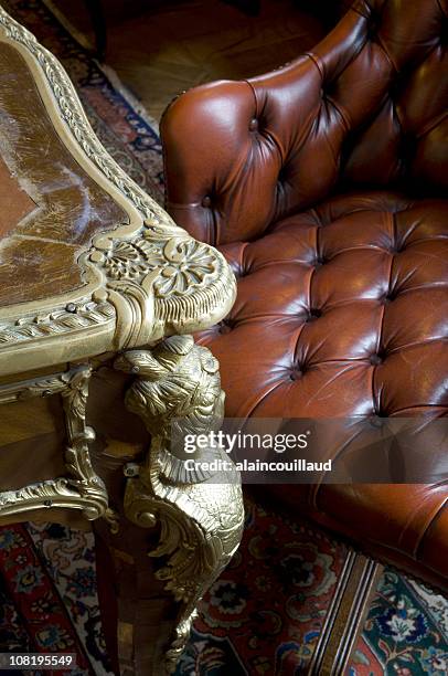 alte tisch und chesterfield-sessel mit orientalischer teppich, - antique furniture stock-fotos und bilder