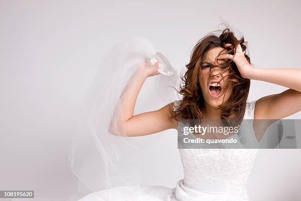 angry gritar noiva atirando véu - noivo papel em casamento imagens e fotografias de stock