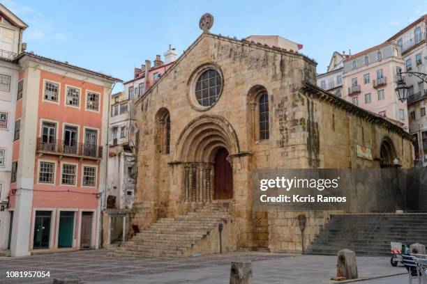 church of são tiago is located in praça do comércio, in the parish of são bartolomeu, a town, municipality and district of coimbra, in portugal. built between the end of the 12th century and the beginning of the 13th century, it is one of the great mon - coimbra university stockfoto's en -beelden