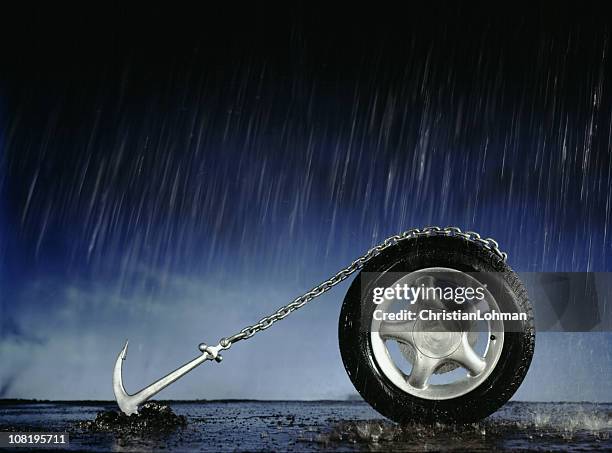 rueda de coche anclados a tierra en la lluvia que cae a torrentes - car brakes fotografías e imágenes de stock