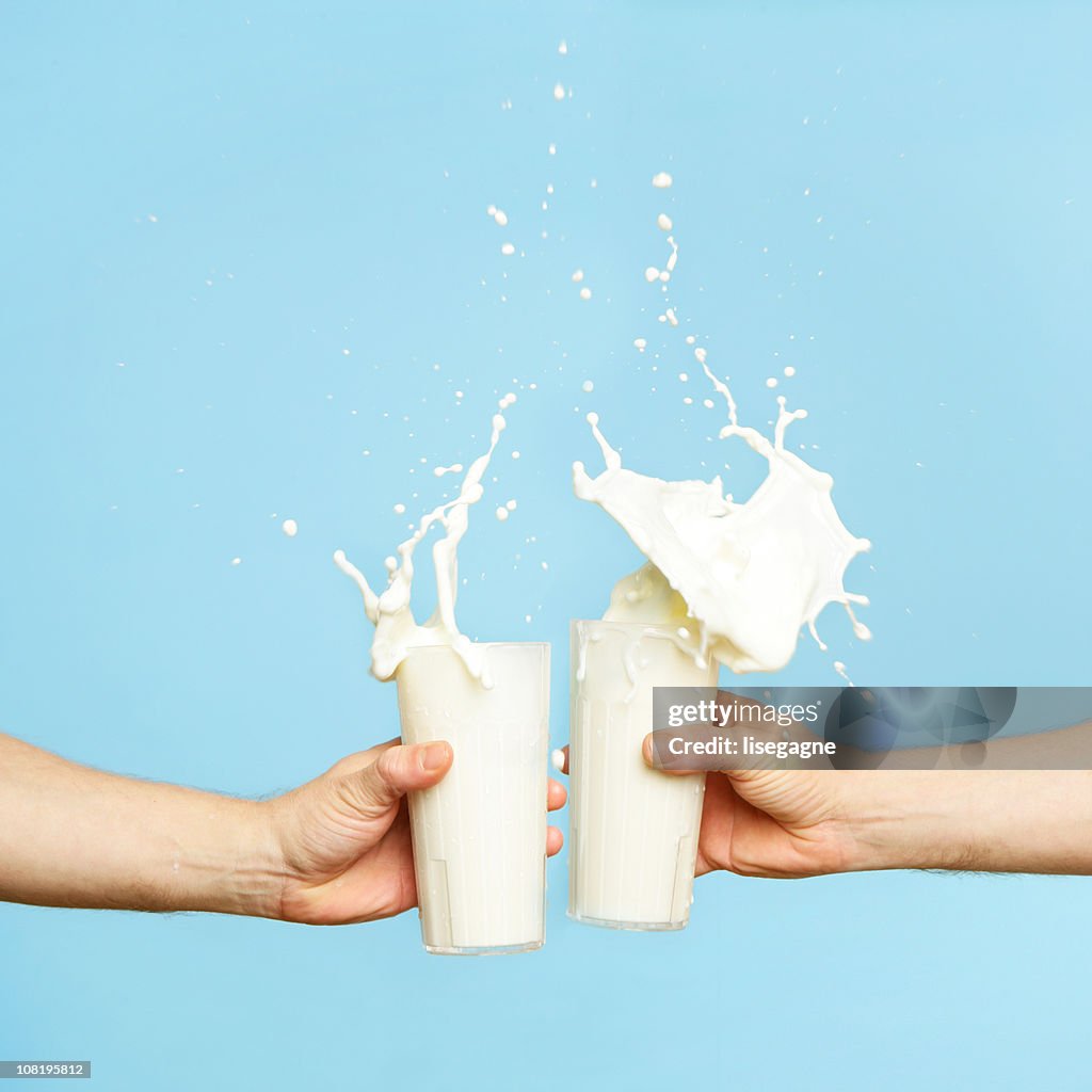 Anstoßen Glas mit Milch