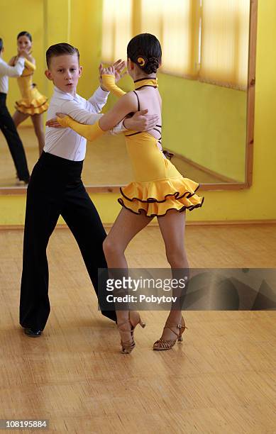 dos niños de baile de salón - bailando salsa fotografías e imágenes de stock