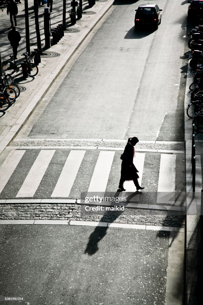 Joven mujer caminando por la calle